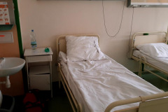 Sala-szpitalna-w-Instytucie-Reumatologii-łóżko-pacjenta